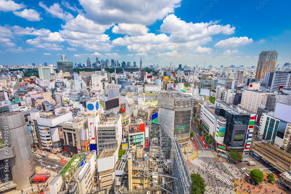 日本东京涩谷，涩谷Scramble Crosswalk上空的城市天际线
