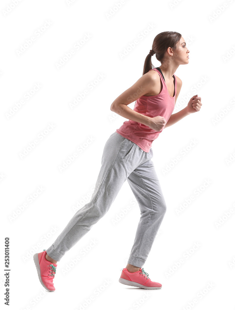 运动型年轻女子在白色背景下奔跑