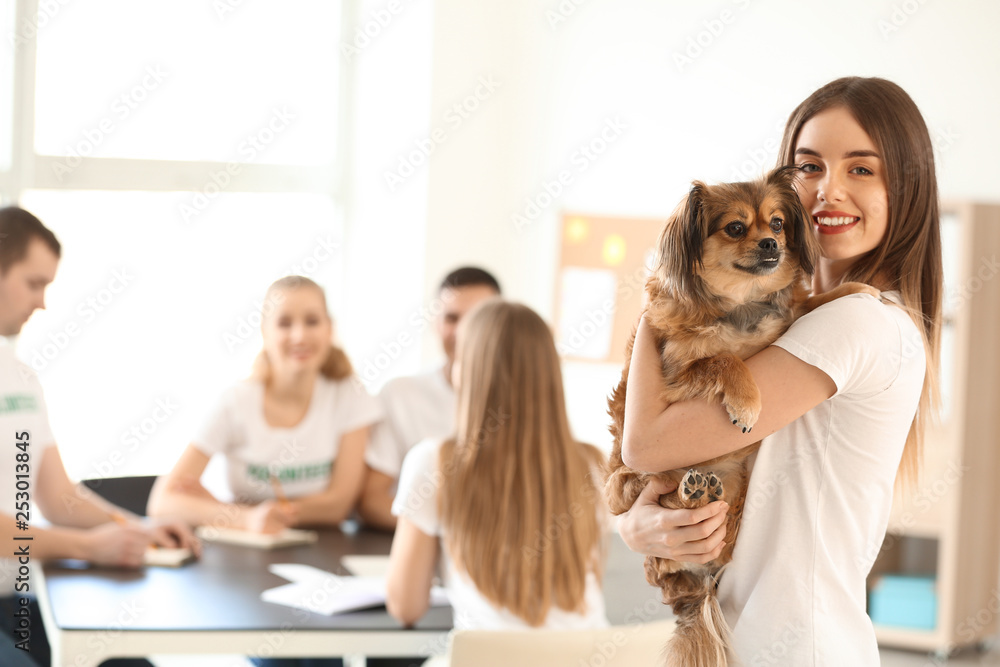带狗参加会议的年轻女性志愿者