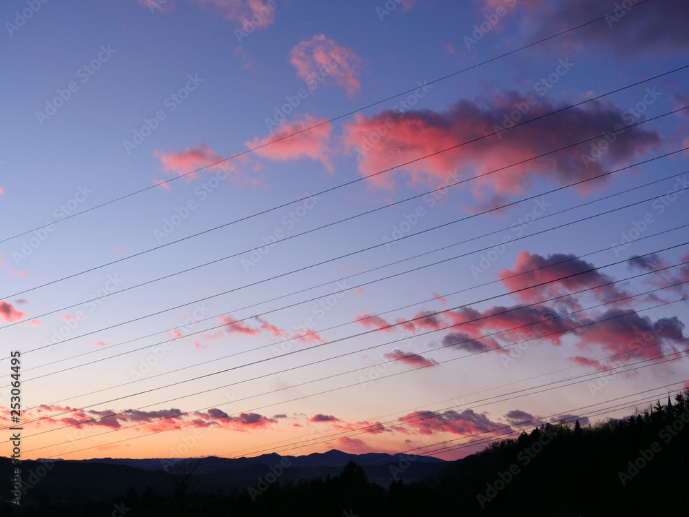 在一个田园诗般的秋天夜晚，电缆在宁静的乡村上空运行