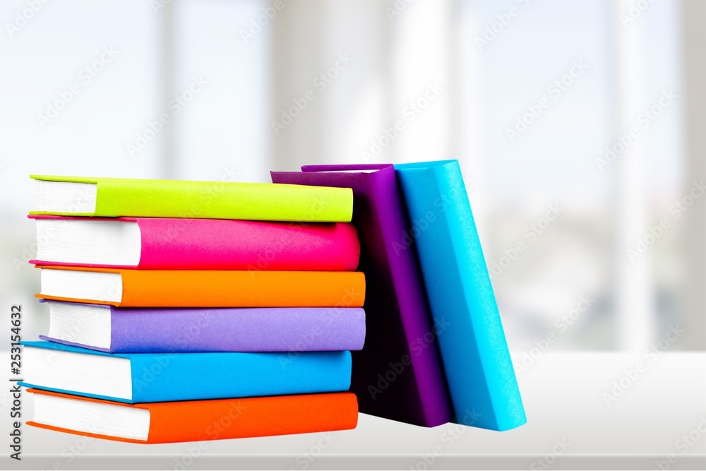背景上的彩色书籍收藏。