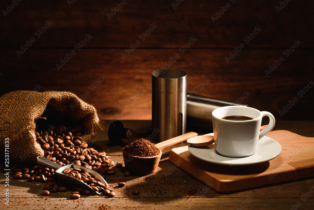 一杯意式浓缩咖啡，配烤咖啡豆和铝咖啡研磨机