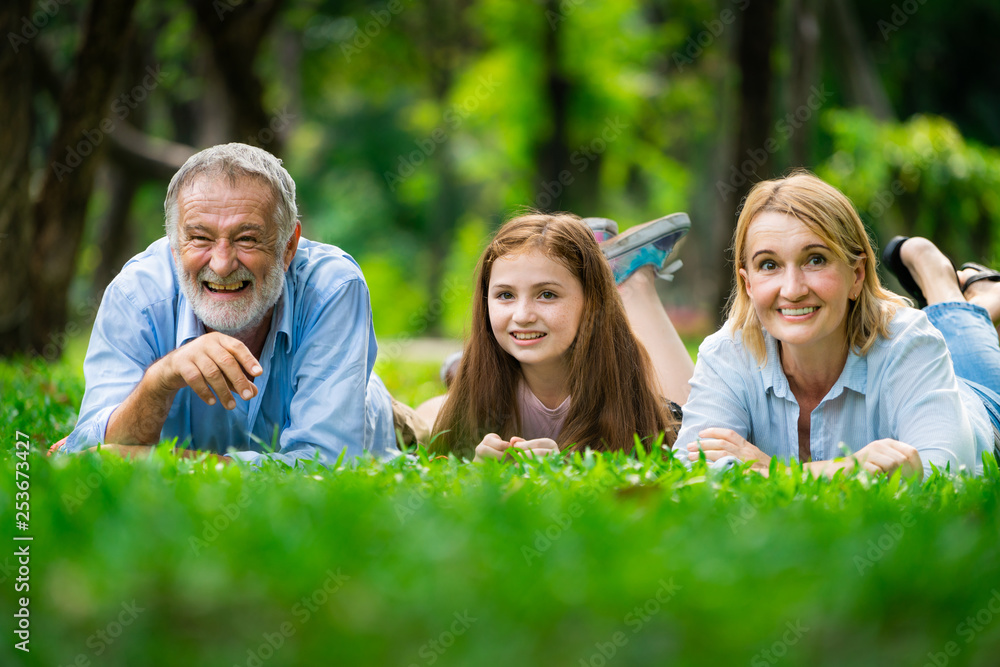 快乐的一家人在夏天一起在公园放松。家庭纽带和关系的概念。