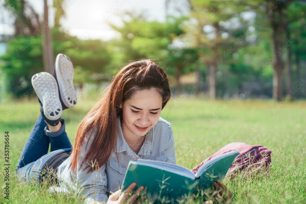 一群十几岁的大学生在暑假里微笑着看书。