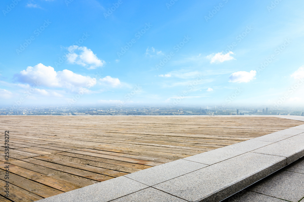 空旷的木板广场和美丽云朵的现代城市天际线