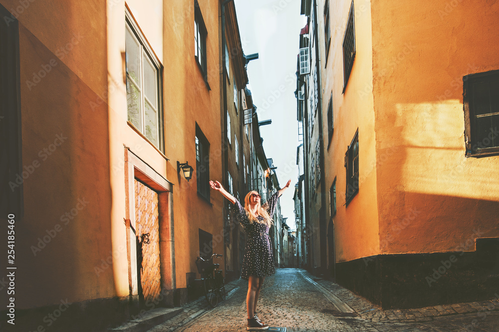 斯德哥尔摩的一名旅游妇女在享受古老的街道景观旅游生活方式暑假
