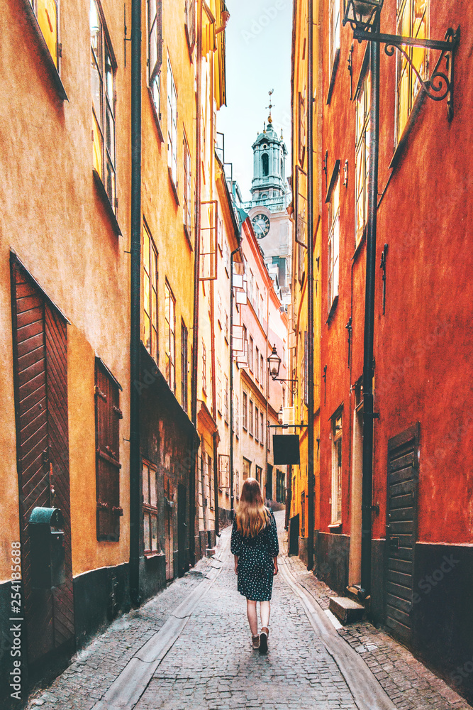 女性游客独自在斯德哥尔摩狭窄的街道上行走瑞典人的生活方式暑假
