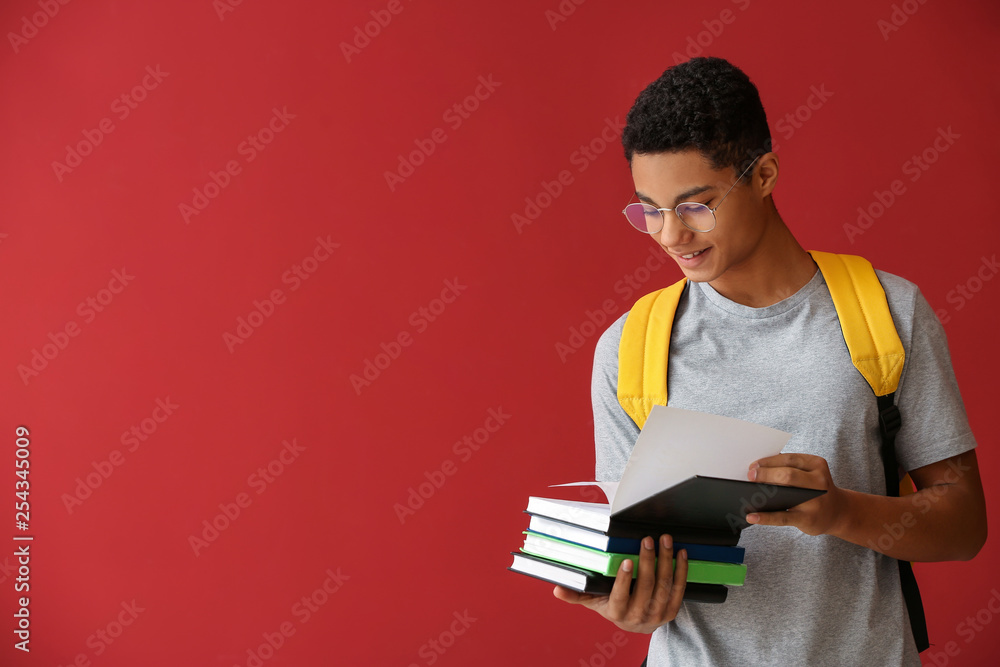 有彩色背景书的非裔美国小学生