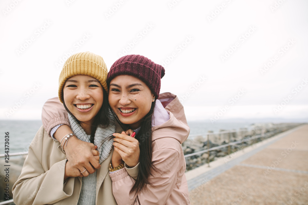 两个亚洲女人在户外玩得很开心