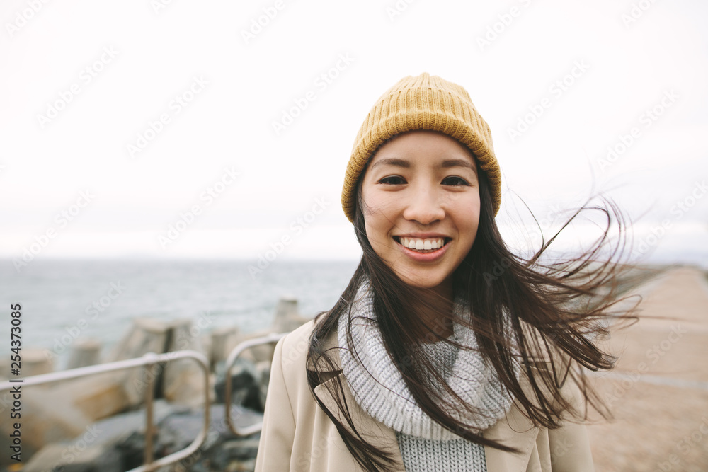 一个穿着冬装微笑的亚洲女人的肖像