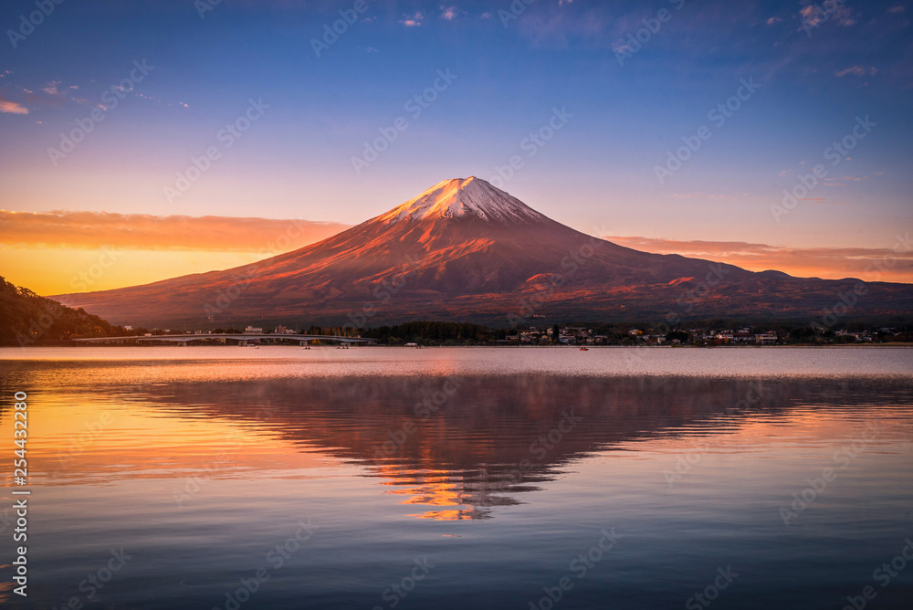 日本富士河河口湖日出时富士山的景观图像。