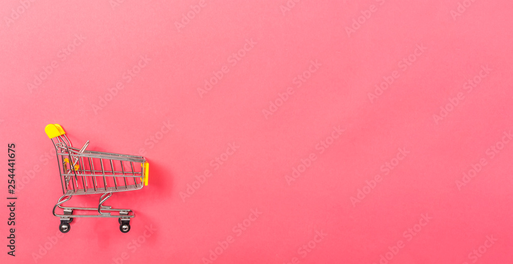 迷你购物车零售主题粉色纸背景的小购物车