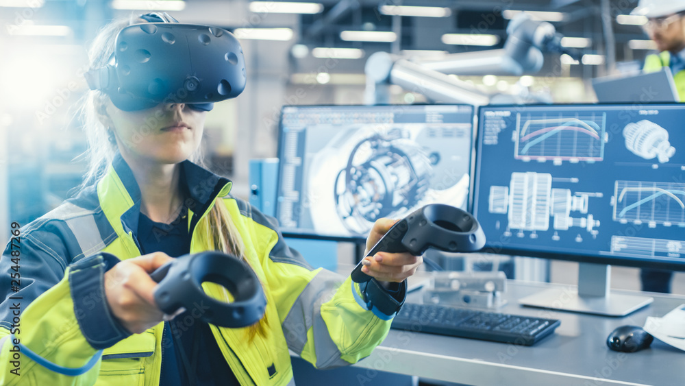 工厂：戴着虚拟现实耳机和手持控制器的女工业工程师，她使用