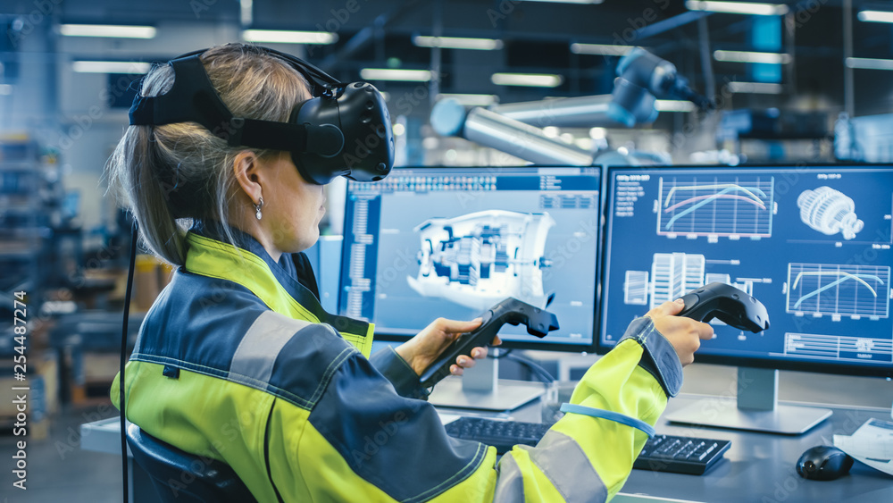 工厂：戴着虚拟现实耳机和手持控制器的女工业工程师，她使用