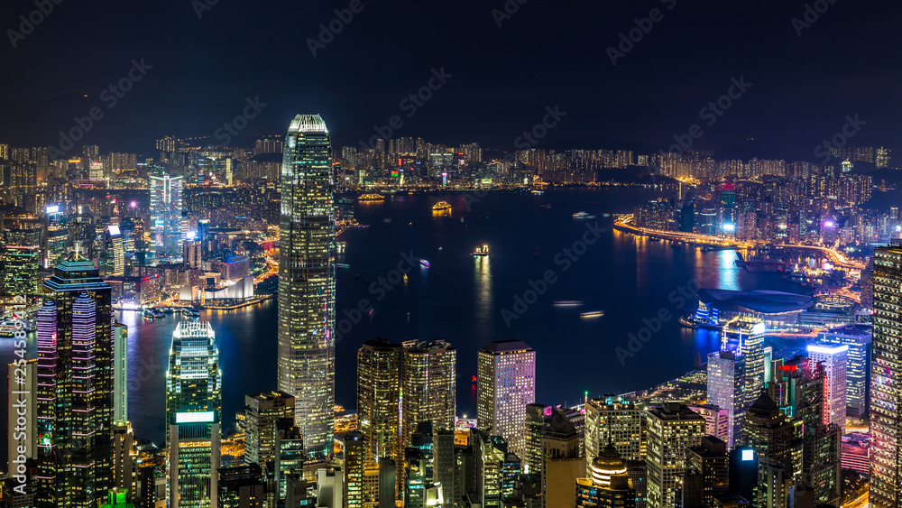 香港夜晚从山顶俯瞰香港城市景观，夜晚从维多利亚山顶俯视维多利亚港景观，香港