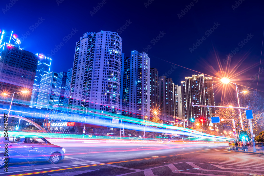 城市道路夜景和模糊车灯……