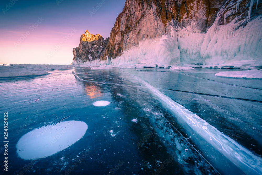 日落时的山脉景观，西伯利亚贝加尔湖结冰水中的天然破冰