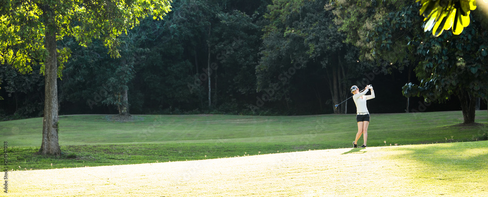 亚洲女子在美丽的天然高尔夫球场上打高尔夫