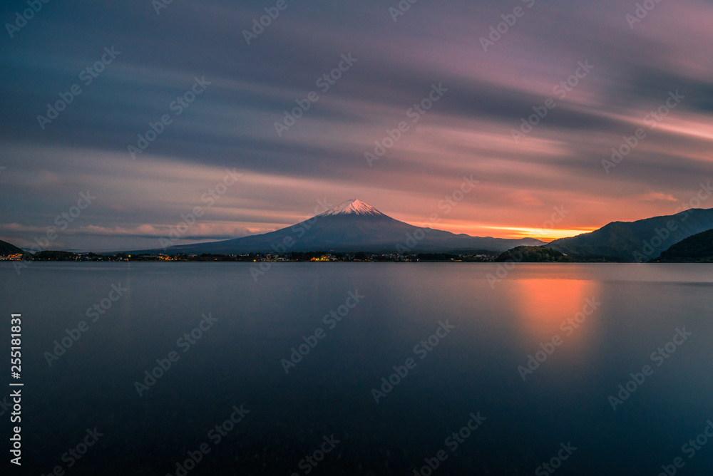 日本富士河河口湖日落时的富士山。
