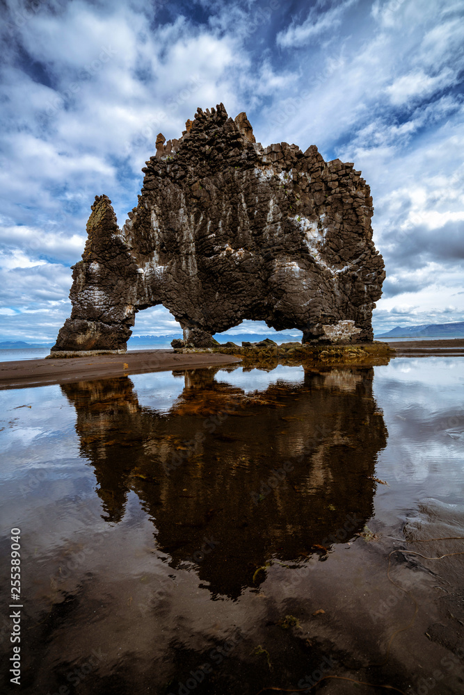 Hvitserkur是冰岛独特的玄武岩。雄伟的Hvitserkur是一座15米高的巨石。