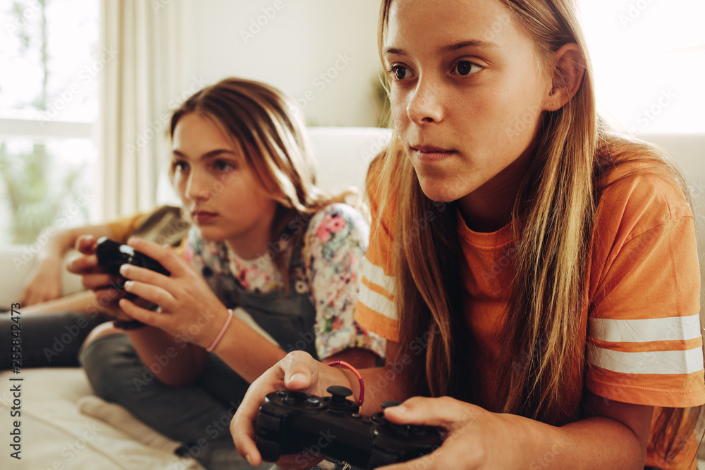 女孩在家玩电子游戏