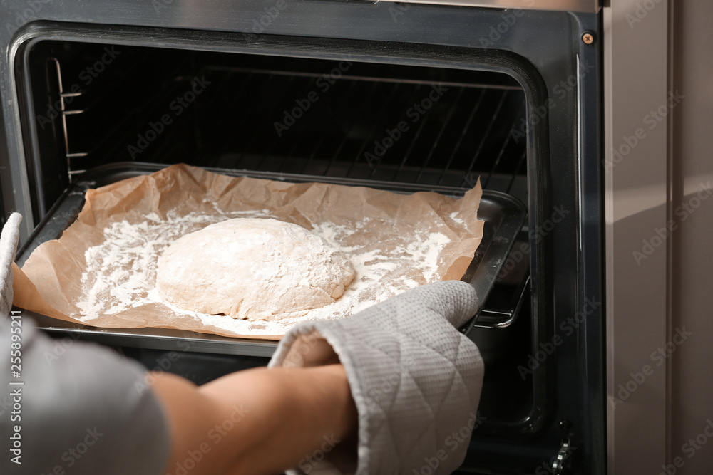 将面包用生面团烤纸放入厨房烤箱