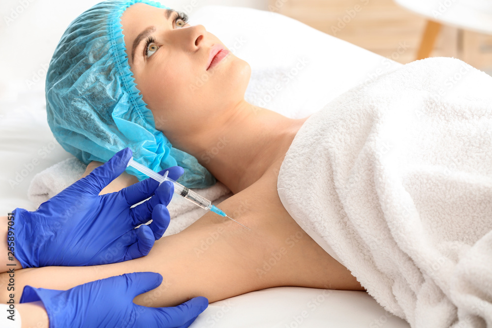 女性在美容院接受腋下肉毒杆菌注射治疗多汗症