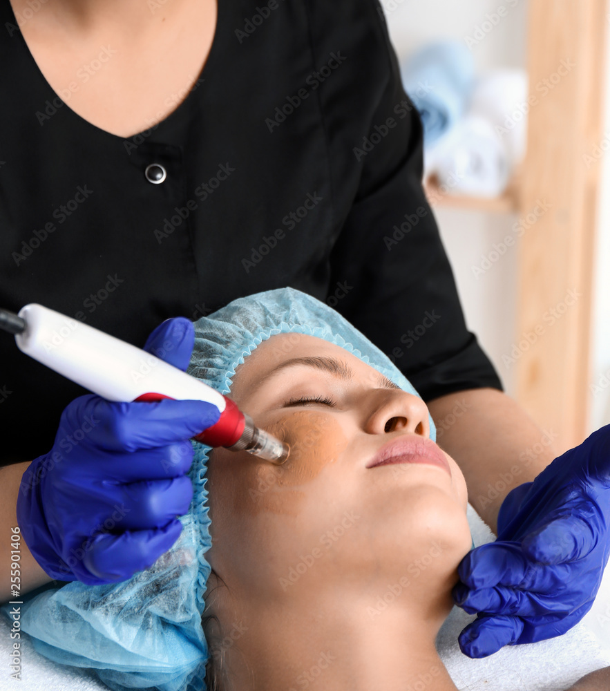 年轻女性在美容院接受bb辉光治疗