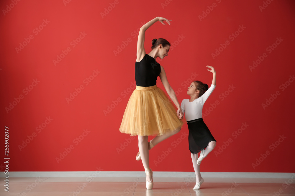 小芭蕾舞演员在舞蹈工作室与教练一起训练