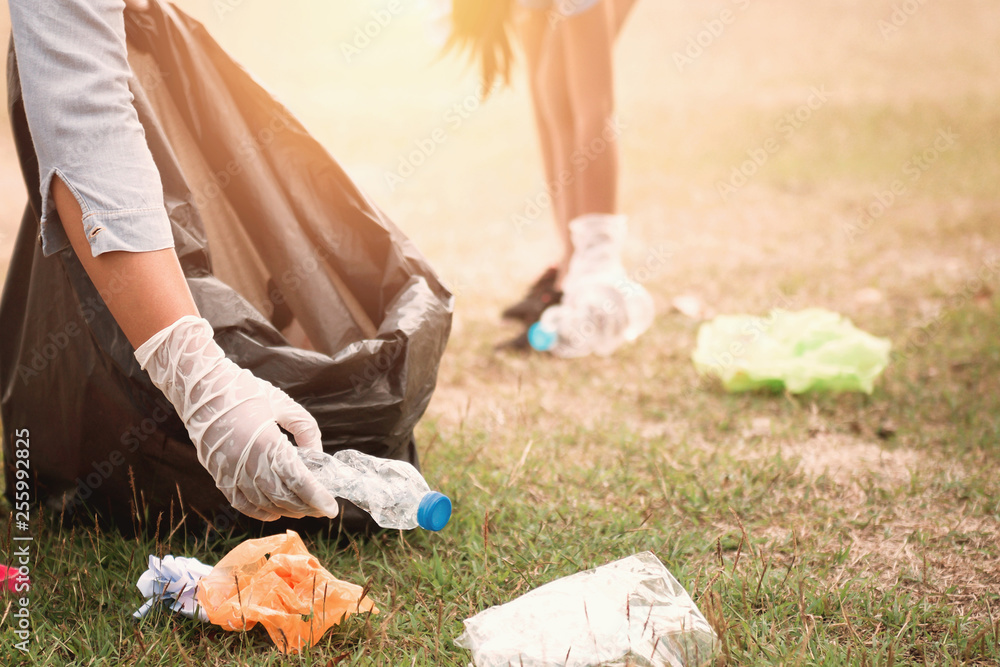 女子在公园捡垃圾塑料进行清洁