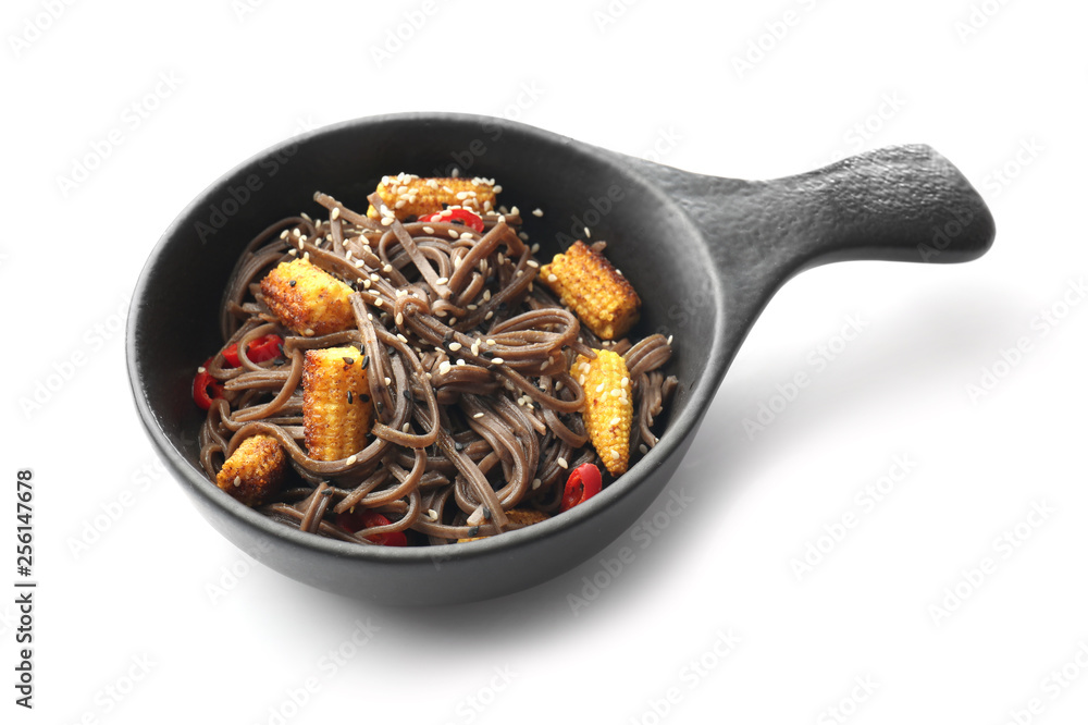 碗里有美味的荞麦面、玉米棒和白底辣椒