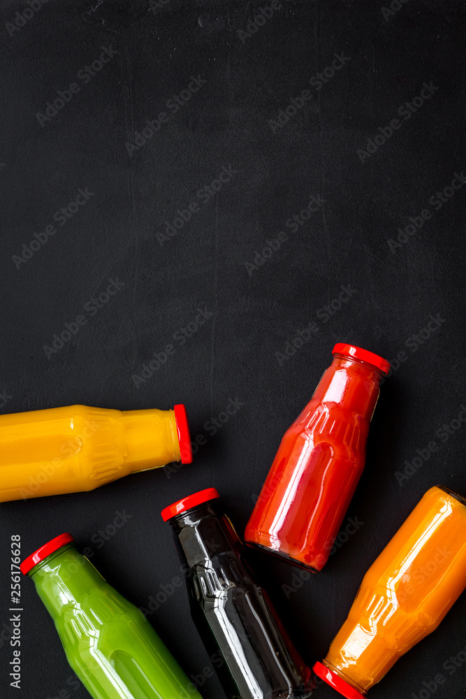 装在瓶子里的蔬菜和果汁，用于减肥饮料，黑色背景俯视模型