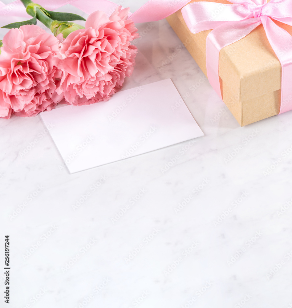 五月母亲节手工礼品盒创意概念，美丽绽放的康乃馨配婴儿粉色缎带b