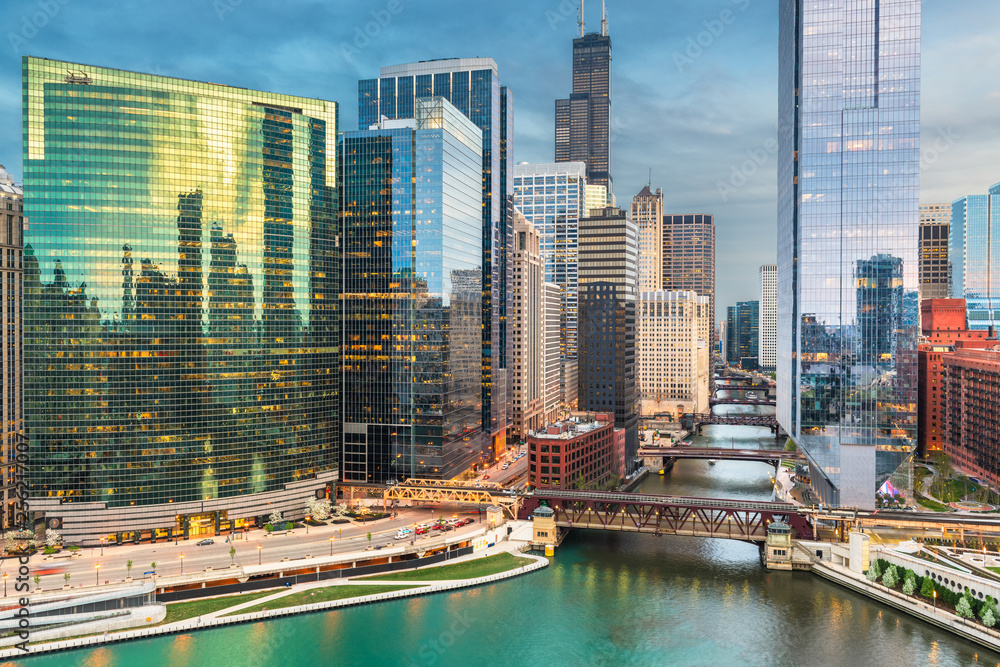 美国伊利诺伊州芝加哥河上的天际线