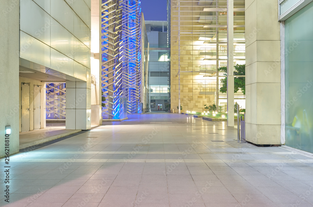 现代玻璃立面商务办公楼外部，带地板，夜景。