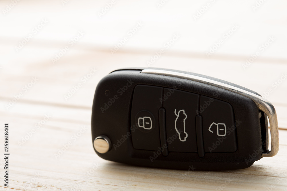 车钥匙和安全遥控器在桌子上，概念用于租赁或购买新车
