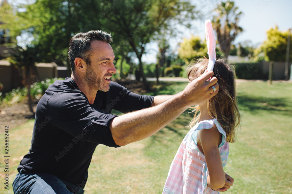 男子给女儿戴上兔耳朵头带