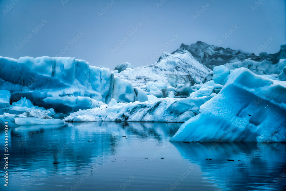 Jokursarlon的冰山冰岛美丽的冰川泻湖。Jokulsarlon是著名的旅游目的地