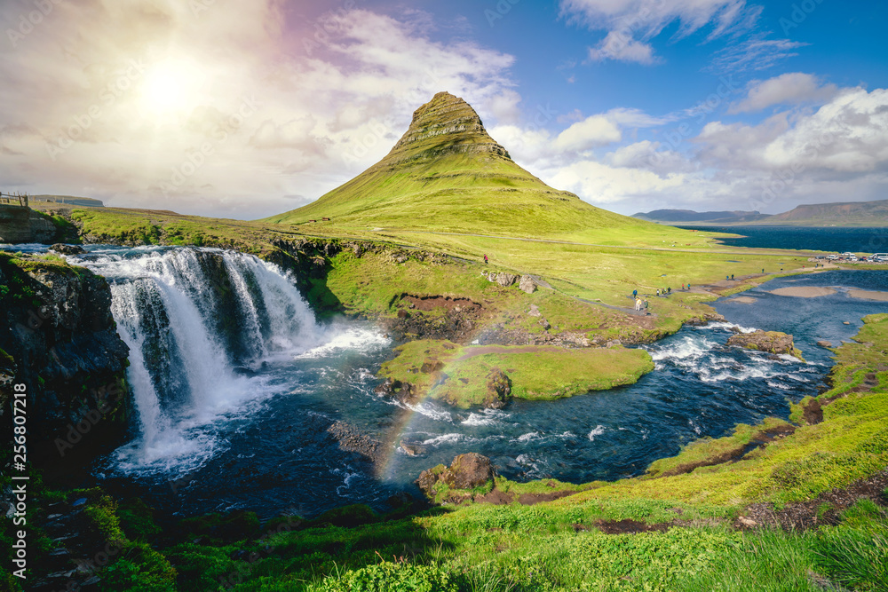 冰岛夏季柯克朱费尔山景观和瀑布上令人惊叹的日出。柯克朱费尔i