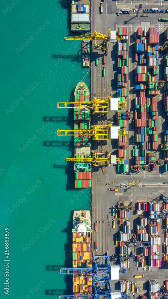 进出口业务物流和运输中的集装箱船。货物和集装箱箱