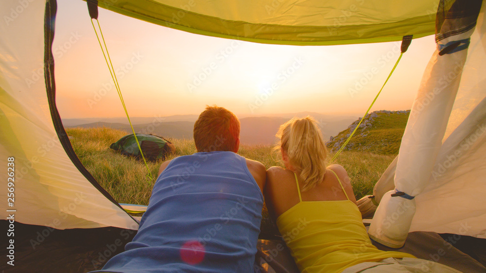 特写：在阿尔卑斯山露营的不知名夫妇观看美丽的日出