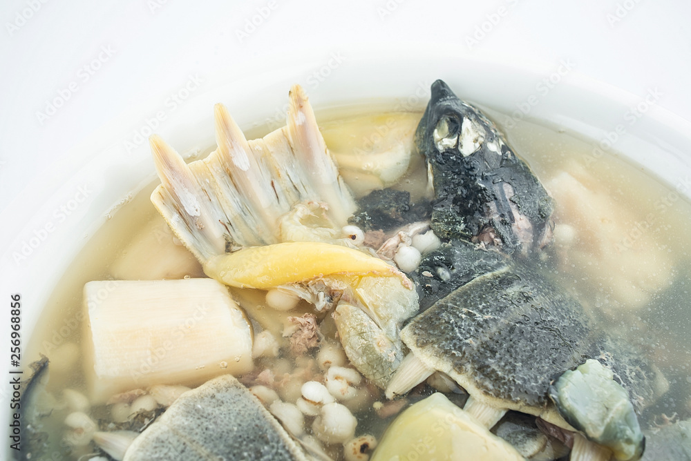 Nutritious and delicious yam glutinous rice turtle soup