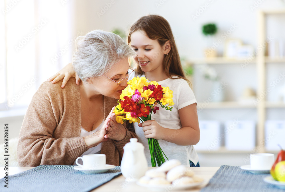母亲节快乐！孙女送花祝贺祖母节日快乐。