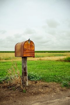 田野里一个生锈的旧信箱。