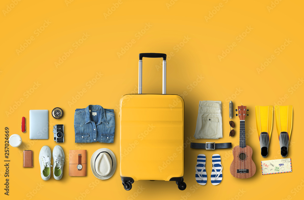带大型行李箱和其他配件的旅行概念