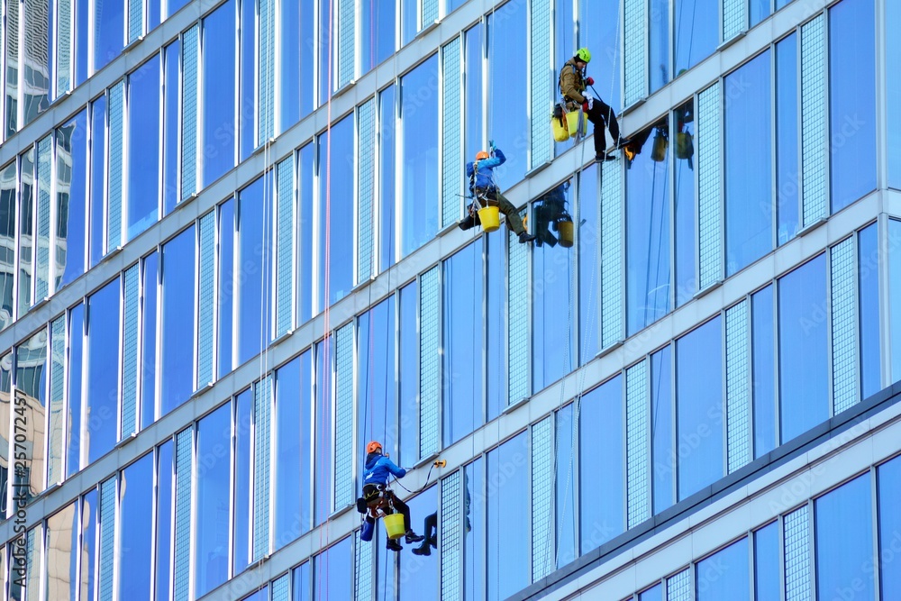 攀登者清洗摩天大楼的窗户和玻璃立面