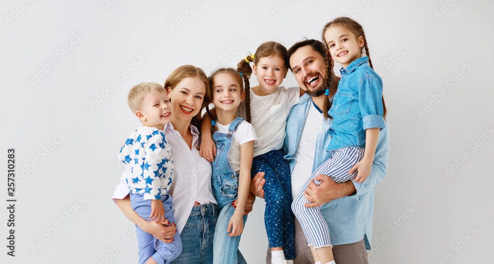 白人背景下的大家庭母亲、父亲和孩子的儿子和女儿。