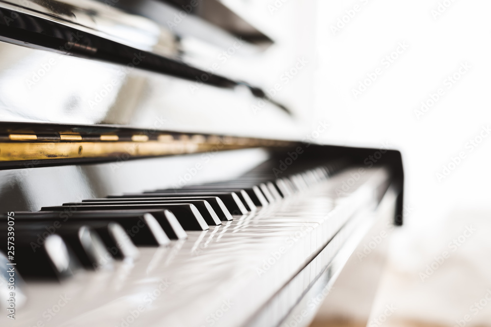 音乐家手弹奏的经典钢琴键