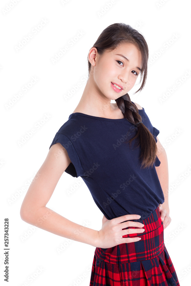 漂亮的亚洲女青少年站在白色背景下微笑
