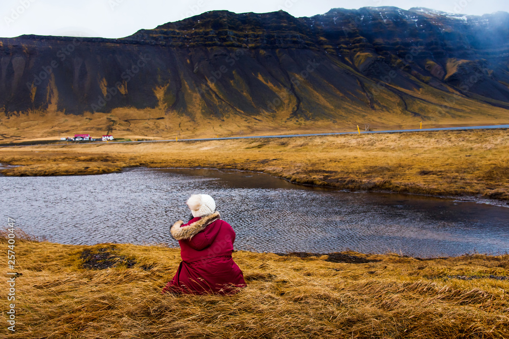 欣赏冰岛美景的女人